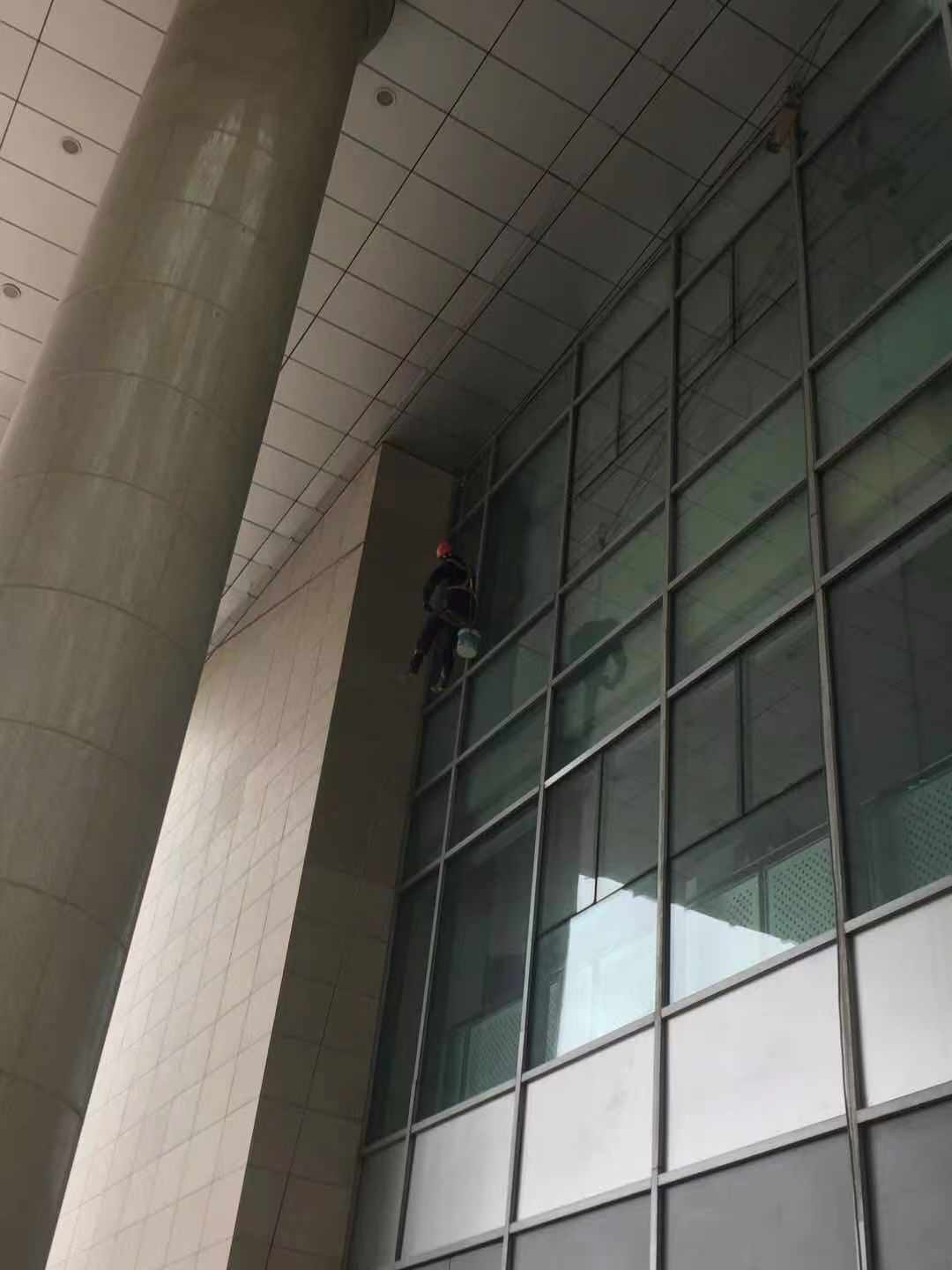 微信圖片_20201123092709  行政A，B座連廊幕墻玻璃清洗中照片.jpg
