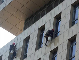 建筑物如何進行高空外墻清洗呢？